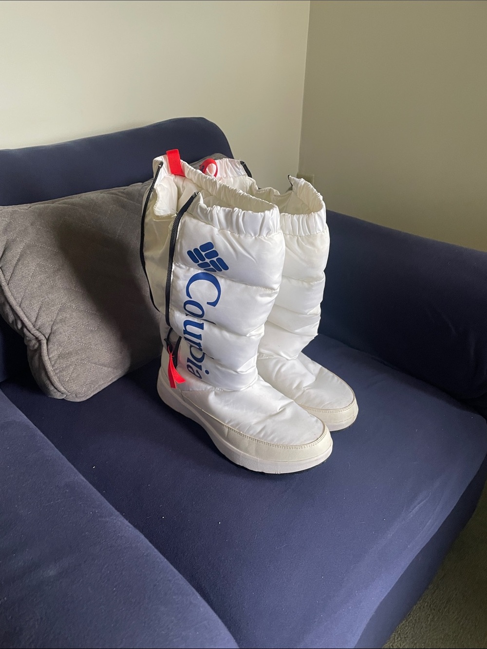 Columbia White Winter Puffer Boots with Blue Logo and Red Pull Tabs